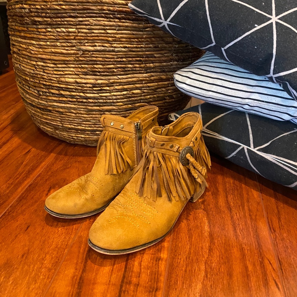 Boutique boots with Tassles in Size 8
